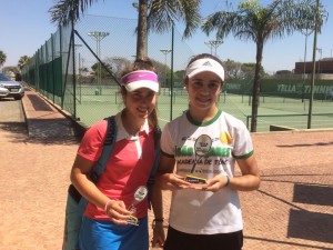 Beatriz Verdial, a atual número 2 do estado de SP na categoria 14 anos (direira), venceu Sofia Pinheiro 6/3 6/1
