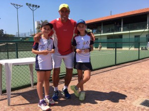 Sofia Albieri, atual número 3 do estado de SP na categoria 10 anos (esquerda), foi campeã da categoria 11 anos vencendo Mariana Carvalho por 7/5 2/6 19/17 no jogo mais emocionante do torneio!