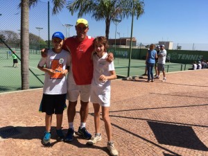 Rafael Jodas, atual número 2 do estado de SP (esquerda), foi campeão da categoria 11 anos vencendo Eduardo Andreta na final por 6/0 6/2.